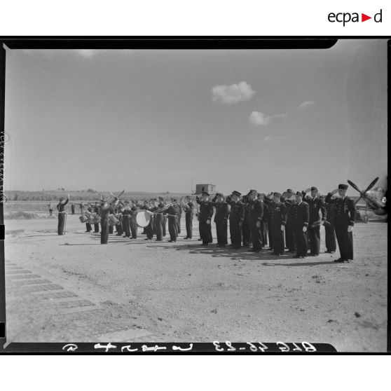 Prise d'armes au groupe de chasse Ile-de-France à La Reghaïa.