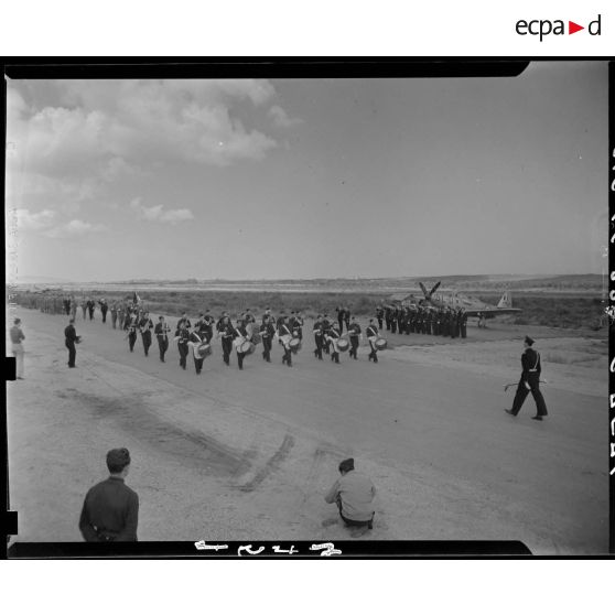 Prise d'armes au groupe de chasse Ile-de-France à La Reghaïa.