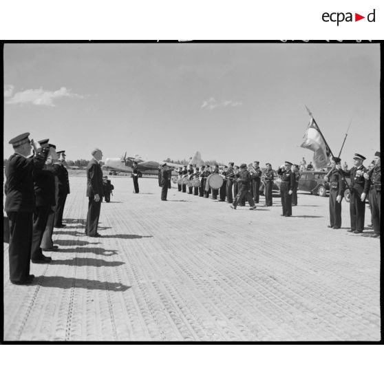 Charles Tillon, ministre de l'armement, est reçu par des unités militaires, sur un aérodrome, à Alger.