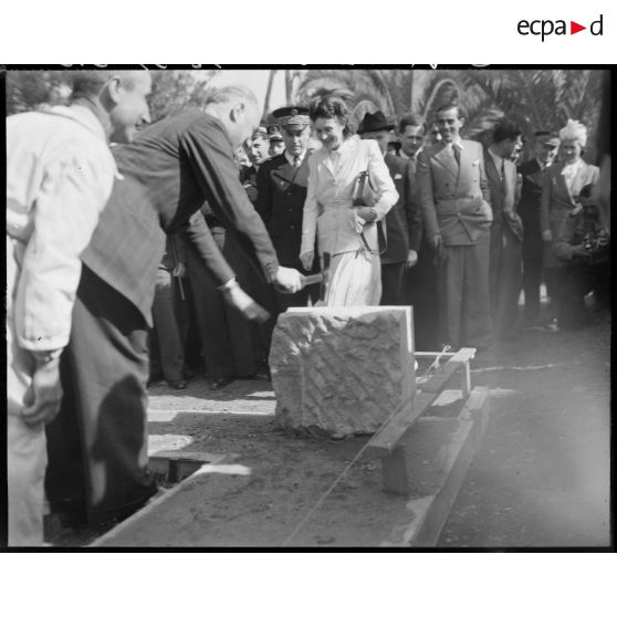 Charles Tillon, ministre de l'armement, inaugure un chantier, à Alger.