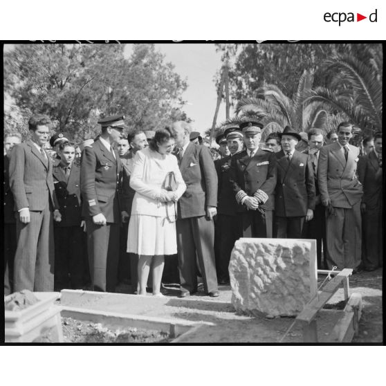 Charles Tillon, ministre de l'armement, inaugure un chantier, à Alger.