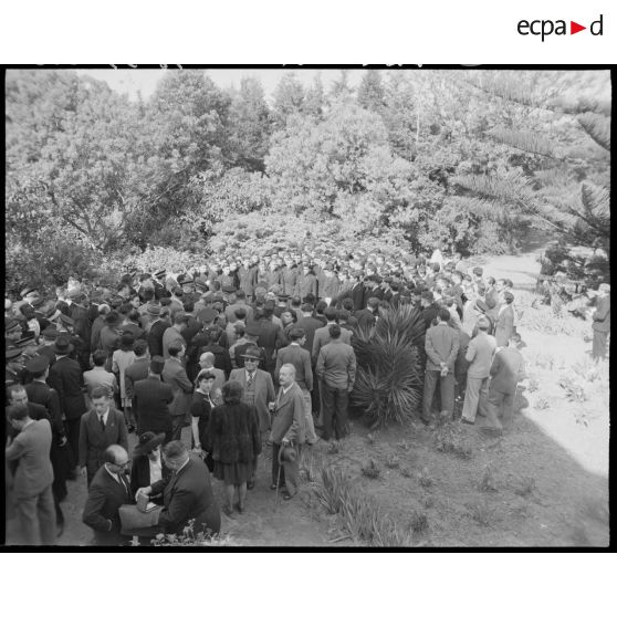 Vue en plongée de Charles Tillon, ministre de l'armement, qui s'adresse à de jeunes engagés militaires.