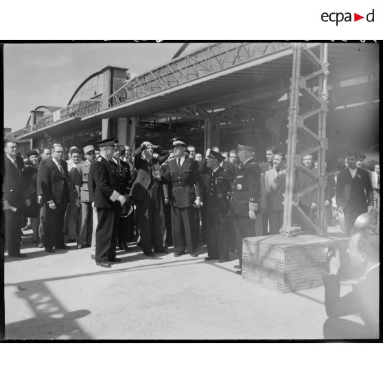 Charles Tillon, ministre de l'armement, accompagné de personnalités civiles et militaires, est reçu par une personnalité militaire de l'armée de l'Air, sur un aérodrome, à Alger.