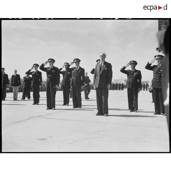 Charles Tillon, ministre de l'armement, participe à une cérémonie organisée par l'armée de l'Air, sur un aérodrome, à Alger.