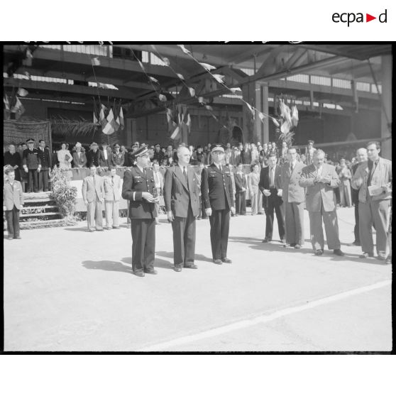 Charles Tillon, ministre de l'armement, participe à une cérémonie organisée par l'armée de l'Air, sur un aérodrome, à Alger.