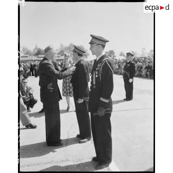 Charles Tillon, ministre de l'armement, remet une décoration à une personnalité militaire de l'armée de l'Air.