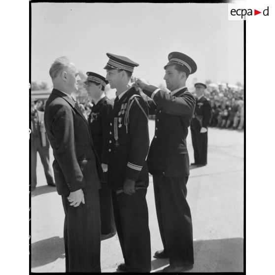 Charles Tillon, ministre de l'armement, remet une décoration à un commandant de l'armée de l'Air.