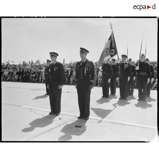 Photographie en pied de deux autorités militaires de l'armée de l'Air auxquelles Charles Tillon, ministre de l'armement, a remis des décorations.