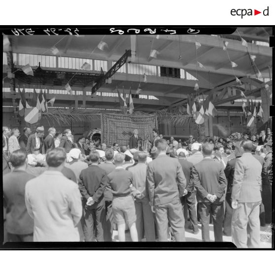 Charles Tillon, ministre de l'armement, prononce un discours lors d'une cérémonie militaire organisée par l'armée de l'Air.
