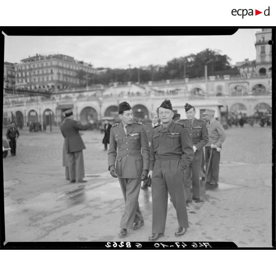 Photographie de groupe d'autorités militaires, sur le port d'Alger.
