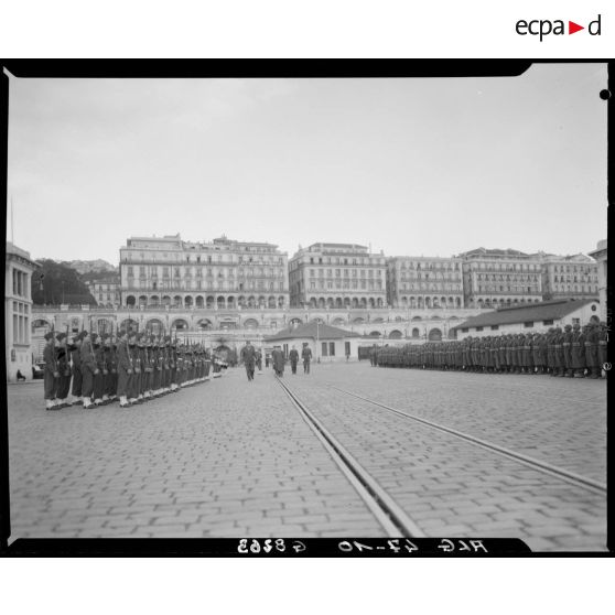 Prise d'armes, sous le regard d'autorités militaires, sur le port d'Alger.