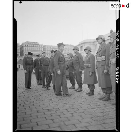 Le général Duché passe en revue des unités militaires, sur le port d'Alger.