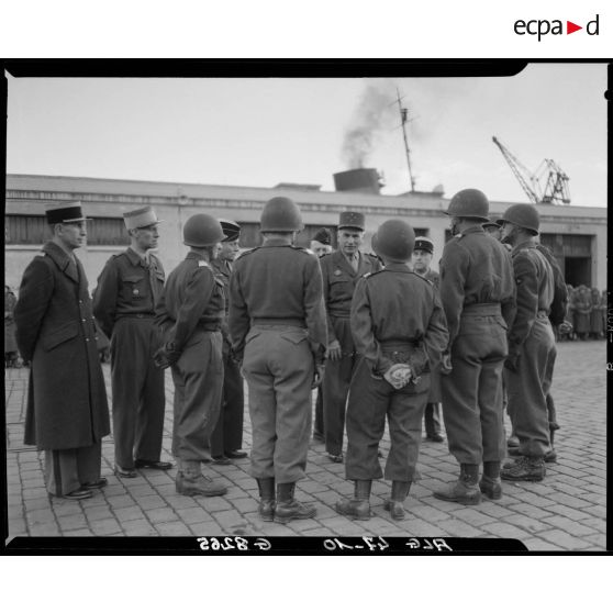 Le général Duché s'entretient avec des militaires du rang, sur le port d'Alger.