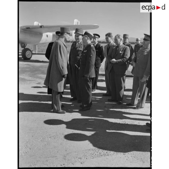 Le général Philippe Leclerc est accueilli par des autorités militaires.