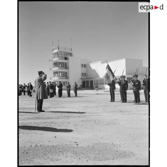 Cérémonie militaire donnée à l'occasion de l'arrivée du général Philippe Leclerc à l'aérodrome de Boufarik.