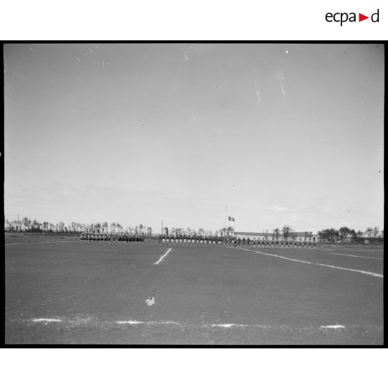 Plan d'ensemble du stade où va se jouer la finale des championnats militaires de rugby.