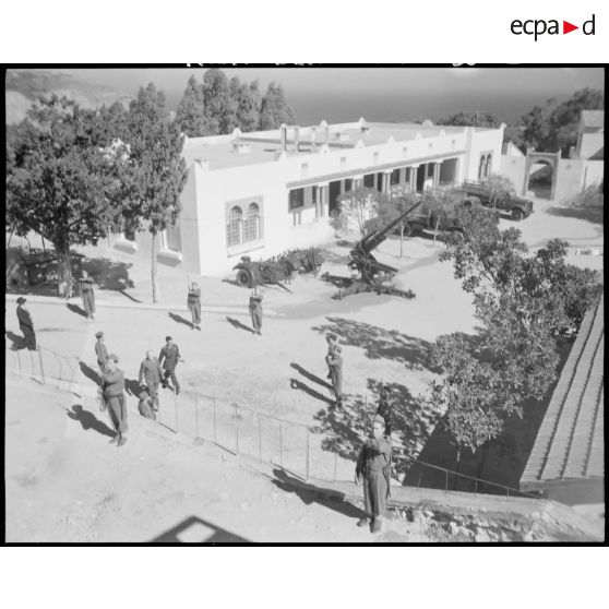 Plan en plongée d'une structure militaire.