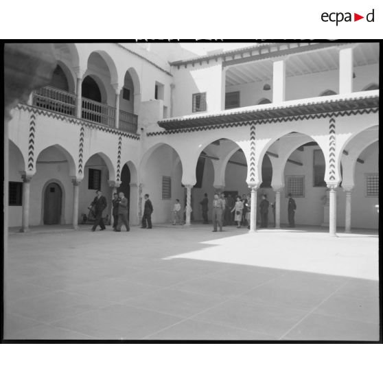 Des personnalités civiles et militaires visitent une structure militaire.