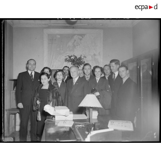 Photographie de groupe de la mission médicale suisse à Alger.