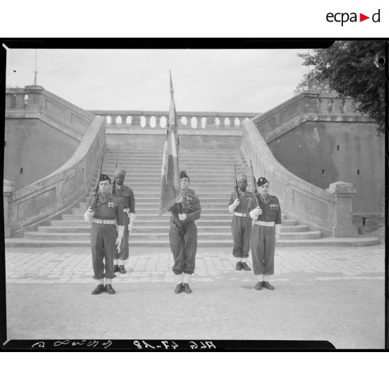 Garde au drapeau du 15e régiment de tirailleurs sénégalais (RTS).