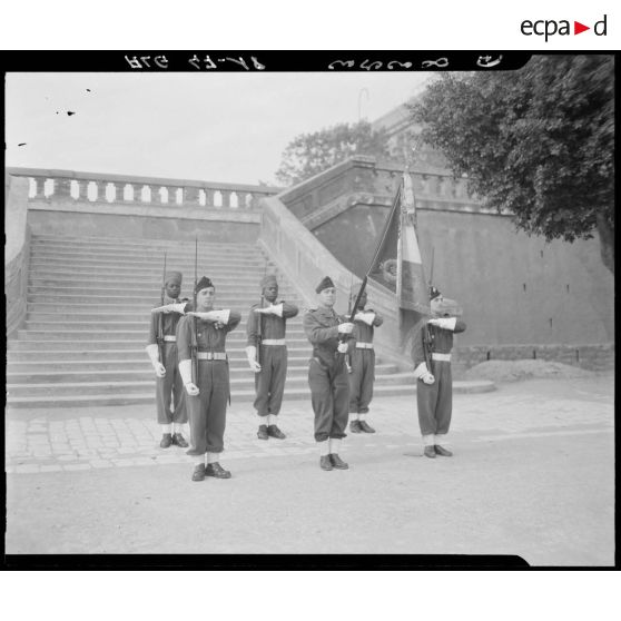 Garde au drapeau du 15e régiment de tirailleurs sénégalais (RTS).