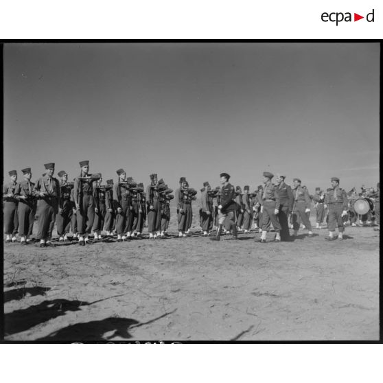 Le général Schlesser passe en revue le 8e bataillon de zouaves (BZ), accompagné d'autorités militaires.