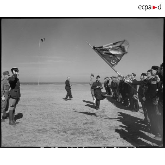 Cérémonie militaire organisée à l'occasion de la présentation du drapeau aux jeunes recrues du 8e bataillon de zouaves (BZ) au camp du Lido, à Hussein Dey.