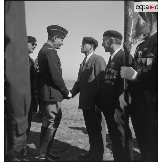 Le général Schlesser s'entretient avec une personnalité militaire.