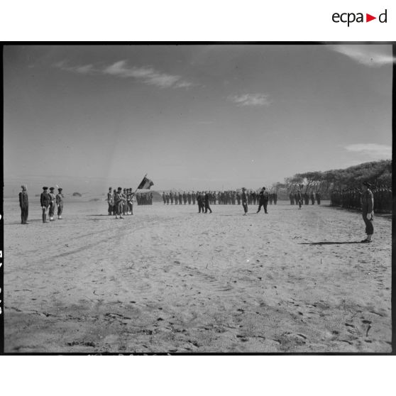 Cérémonie militaire organisée à l'occasion de la présentation du drapeau aux jeunes recrues du 8e bataillon de zouaves (BZ) au camp du Lido, à Hussein Dey.