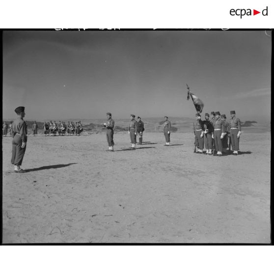 Une autorité militaire prononce un discours à l'occasion de la présentation du drapeau aux jeunes recrues du 8e bataillon de zouaves (BZ) au camp du Lido, à Hussein Dey.
