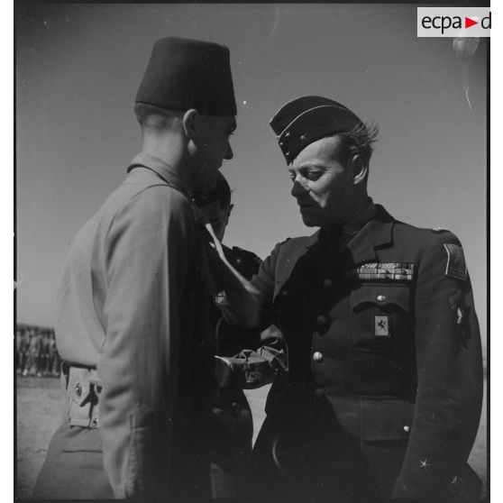 Le général Schlesser remet une décoration à une jeune recrue du 8e bataillon de zouaves (BZ).