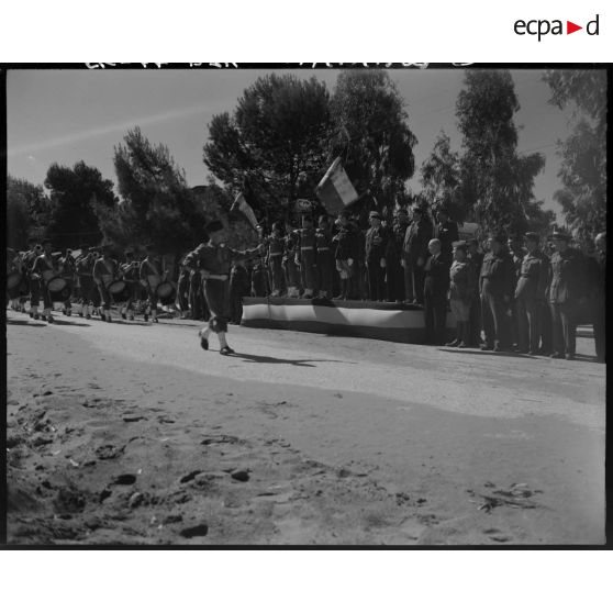 Défilé de la musique militaire du 8e bataillon de zouaves (BZ), sous le regard d'autorités civiles et militaires.