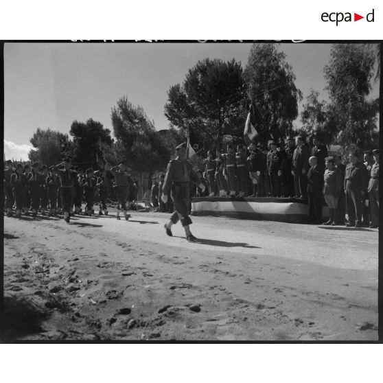 Défilé du 8e bataillon de zouaves (BZ), sous le regard d'autorités civiles et militaires.