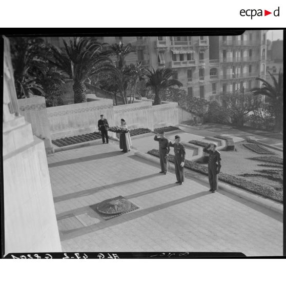 Cérémonie militaire devant le monument aux morts d'Alger.