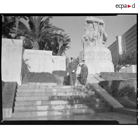 Le général Schlesser quitte le monument aux morts d'Alger, suivi par deux autorités militaires et une autorité locale.