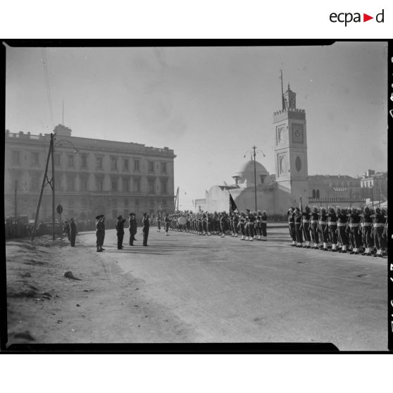 Cérémonie de la prise de commandement du général Schlesser, commandant la division territoriale d'Alger (DTA), à Alger.