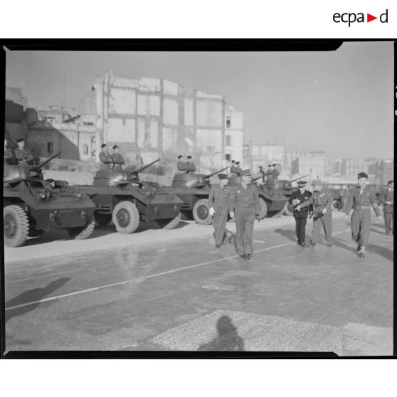 Le général Duché, accompagné du général Schlesser et d'autorités militaires, passe en revue des unités motorisées, à Alger.