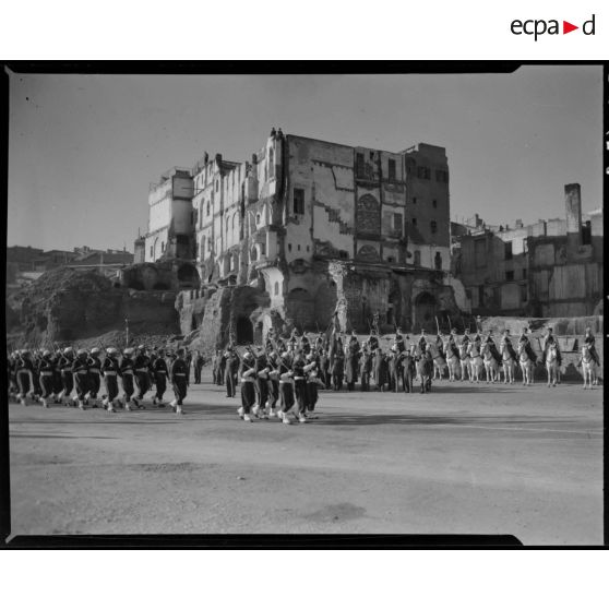 Défilé de la division territoriale d'Alger (DTA), sous le regard d'autorités militaires, à Alger.