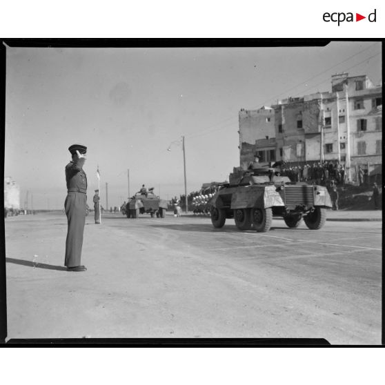 Défilé motorisé, sous le regard du général Schlesser, à Alger.