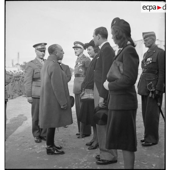 Une autorité militaire s'entretient avec des personnalités civiles.