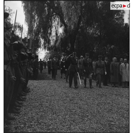 Des autorités civiles et militaires arrivent à la cérémonie organisée à l'occasion du transfert des cendres du prince Aage de Danemark.