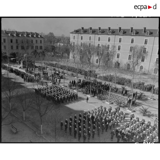 Plan d'ensemble, en plongée, de la cérémonie militaire donnée à l'occasion du transfert des cendres du prince Aage de Danemark à Sidi-Bel-Abbès, devant le monument aux morts de la Légion étrangère.