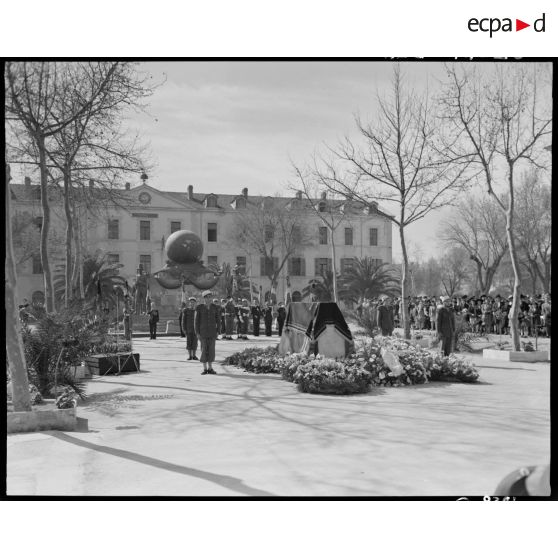 Cérémonie militaire donnée à l'occasion du transfert des cendres du prince Aage de Danemark, devant le monument aux morts de la Légion étrangère, à Sidi-Bel-Abbès.