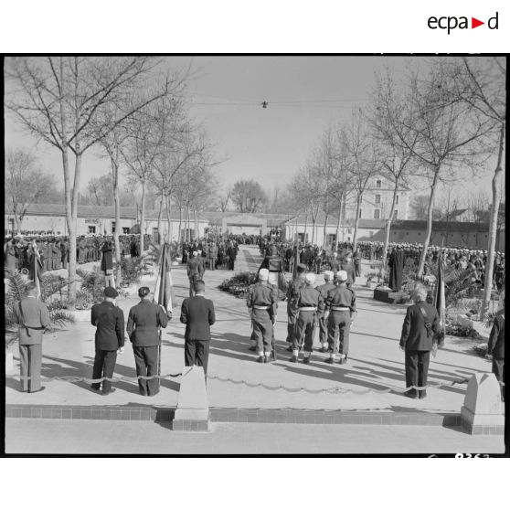 Cérémonie militaire donnée à l'occasion du transfert des cendres du prince Aage de Danemark, devant le monument aux morts de la Légion étrangère, à Sidi-Bel-Abbès.