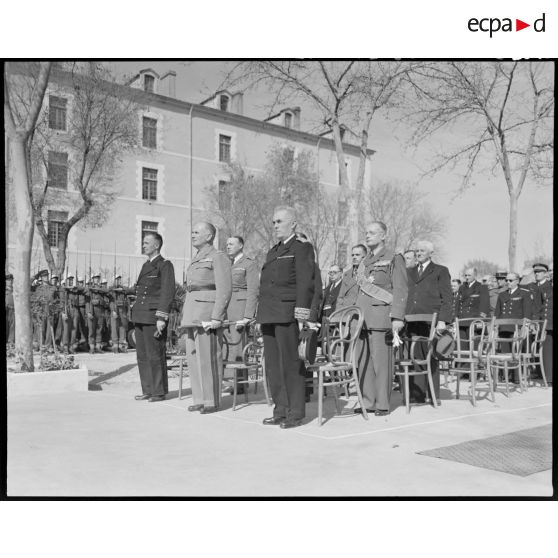 Photographie de groupe rassemblant des autorités civiles et militaires, parmi lesquelles le gouverner général de l'Algérie Yves Chataigneau, qui assisitent à la cérémonie militaire donnée à l'occasion du transfert des cendres du prince Aage de Danemark, à Sidi-Bel-Abbès.
