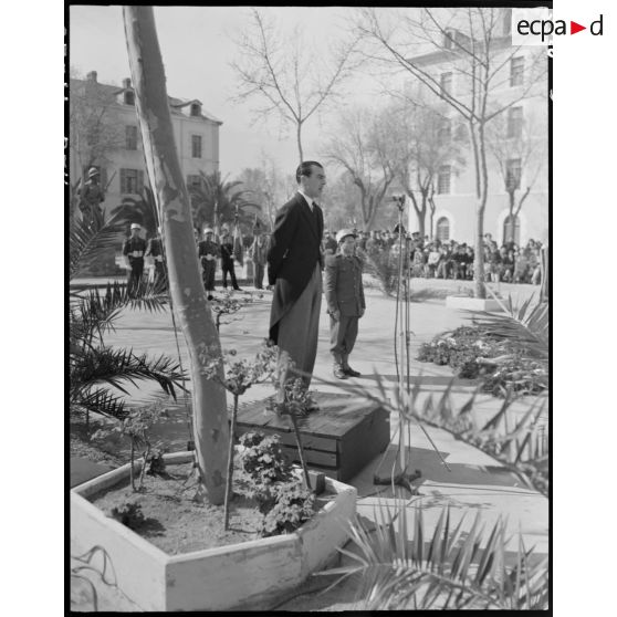 Une personnalité civile prononce un discours à l'occasion de la cérémonie militaire donnée pour le transfert des cendres du prince Aage de Danemark, à Sidi-Bel-Abbès.