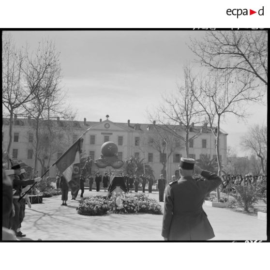 Cérémonie militaire donnée à l'occasion du transfert des cendres du prince Aage de Danemark, devant le monument aux morts de la Légion étrangère, à Sidi-Bel-Abbès.