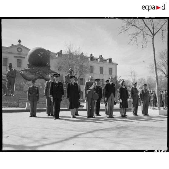Photographie de groupe rassemblant des autorités militaires et civiles, parmi lesquelles le gouverneur général de l'Algérie Yves Chataigneau, devant le monument aux morts de la Légion étrangère, à Sidi-Bel-Abbès.