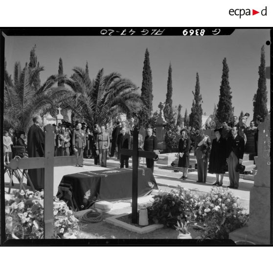 Cérémonie militaire donnée à l'occasion du transfert des cendres du prince Aage de Danemark, au cimetière de Sidi-Bel-Abbès, en présence d'autorités civiles et militaires, parmi lesquelles le gouverneur général de l'Algérie Yves Chataigneau.