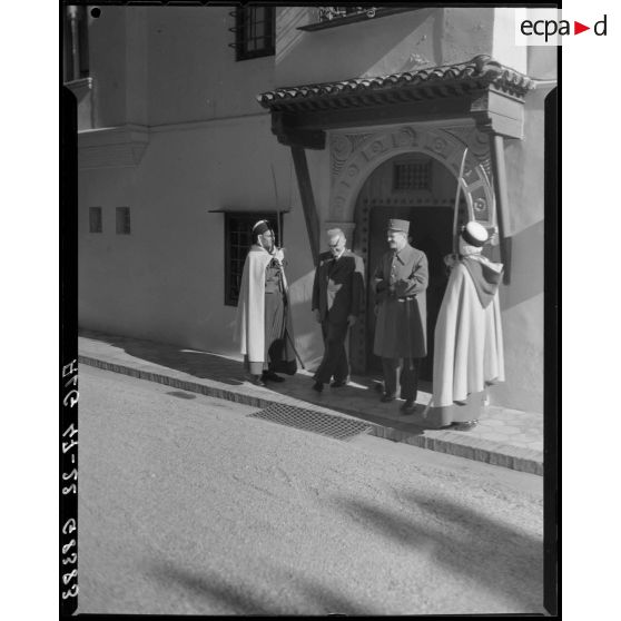Le général Philippe Leclerc s'entretient avec Le gouverneur général de l'Algérie, Yves Chataigneau, en sortant d'un bâtiment administratif.